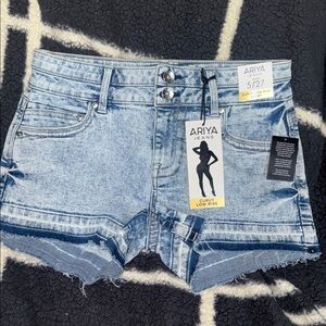 NWT Ariya Curvy Low Rise Shorts